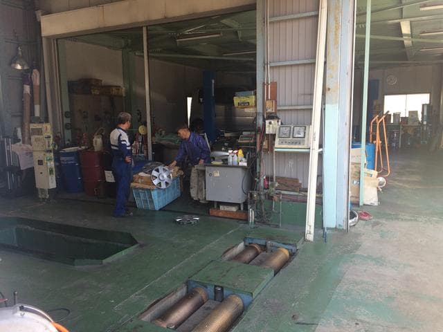 スタッフが作業する整備工場